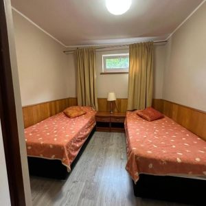 Domek nad jeziorem numer 26 sypialnia