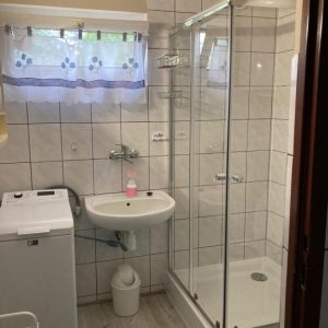Domek nad jeziorem numer 26 łazienka